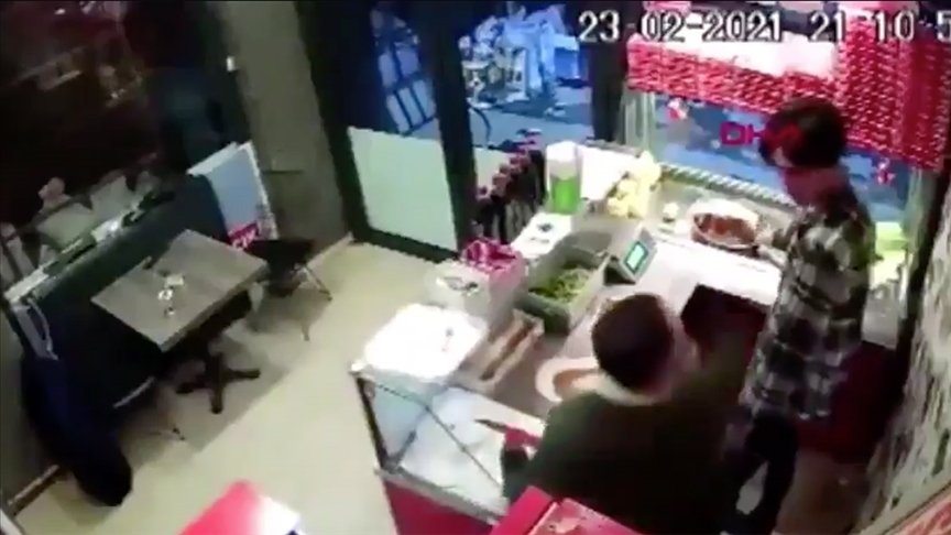 Çiğ köfte ‘acılı’ olduğu gerekçesiyle iş yeri çalışanını darbeden şüpheli yeniden gözaltına alındı