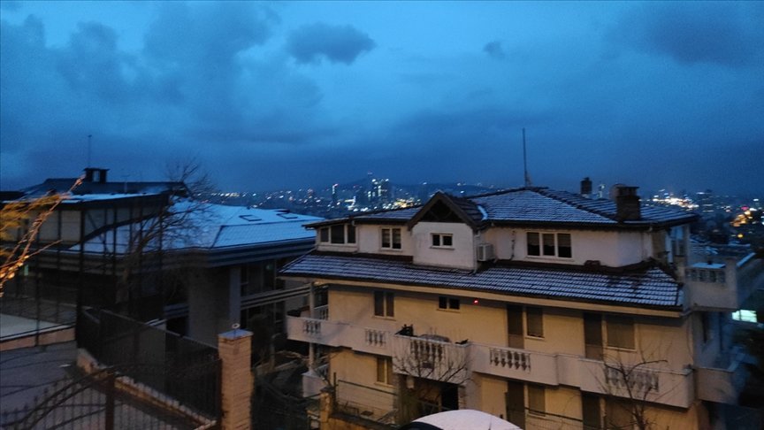 İstanbul’da bazı bölgelere kısa süreli kar ve dolu yağdı