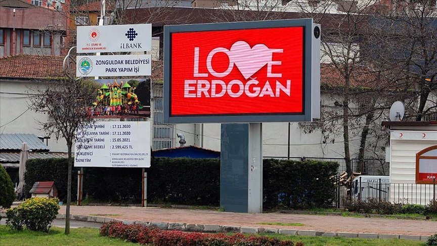 Zonguldak’ta LED ekranlara ‘Love Erdoğan’ görseli yansıtıldı