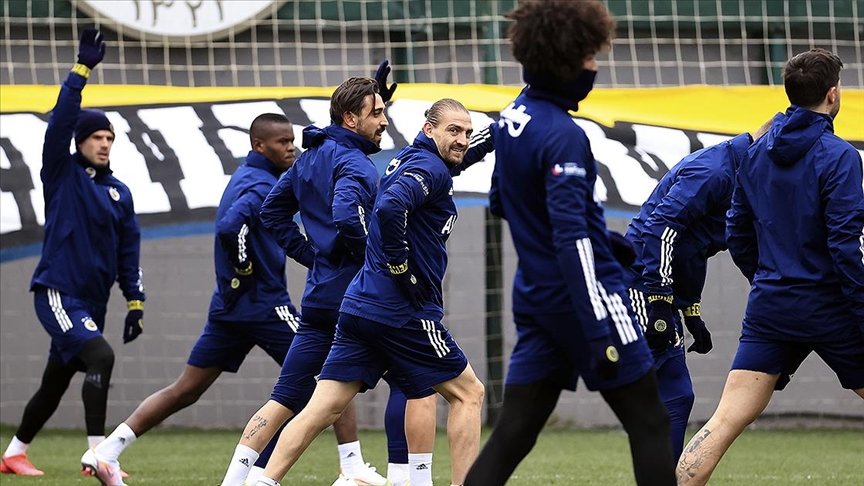 Fenerbahçe’de Caner Erkin takımla idmana çıktı