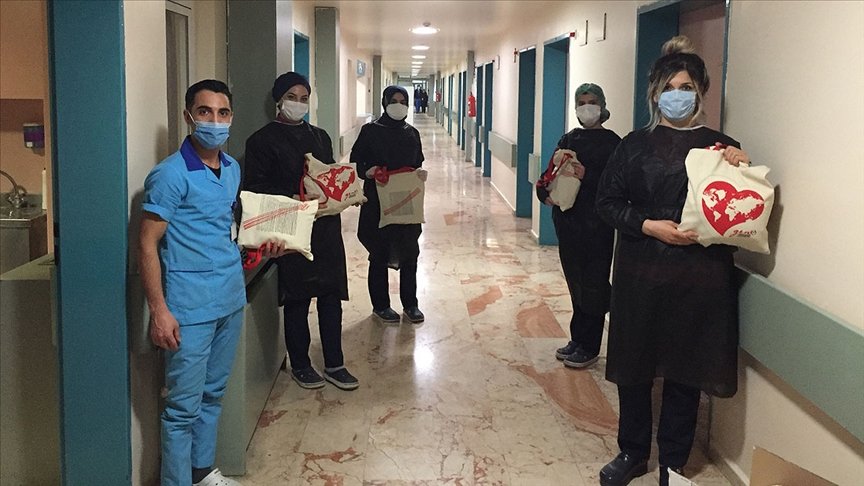 Genç Yeryüzü Doktorları Toplulukları sağlık çalışanlarına ‘motivasyon kiti’ dağıttı