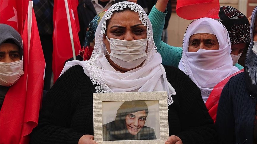 Diyarbakır’da evlat nöbetine katılan anne Aymaz: Çocuğumu PKK’dan istiyorum. Bu nasıl bir vicdan ve merhamettir?