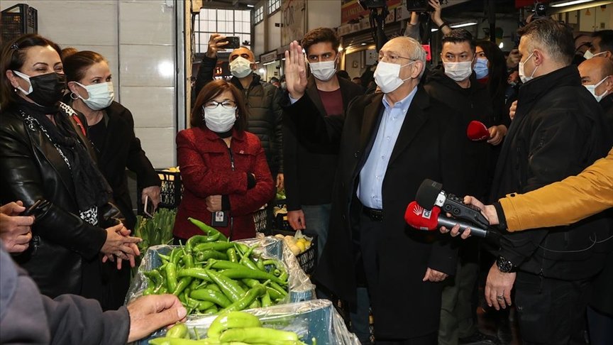 CHP Genel Başkanı Kılıçdaroğlu, İzmir’de hal esnafını ziyaret etti