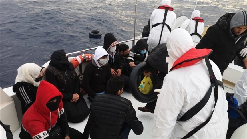 İzmir’de Türk kara sularına geri itilen 12 sığınmacı kurtarıldı
