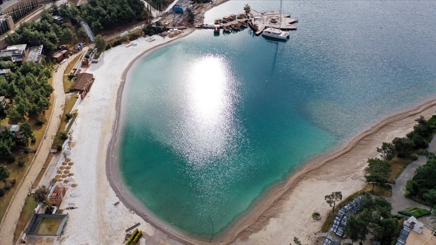 Bodrum’da sahile ‘beyaz kum’ görünümlü mermer tozu dökülmesi tepki çekti