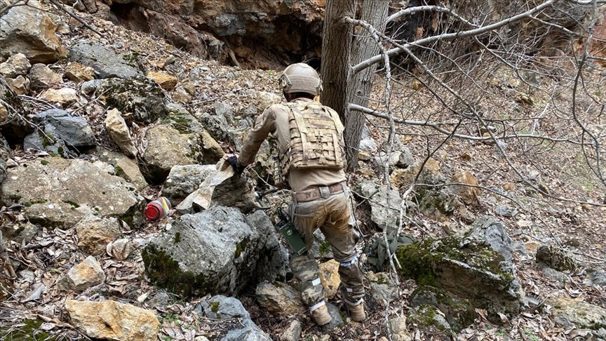 Tunceli’de teröristlerce kullanılan 2 sığınak imha edildi