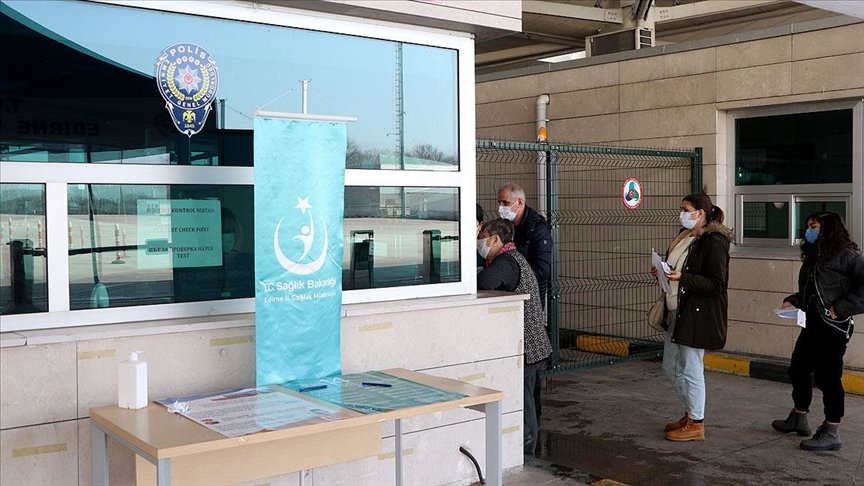 Yurt dışından gelenlerin ‘PCR testi ibrazı zorunluluğu’ uygulaması devam edecek