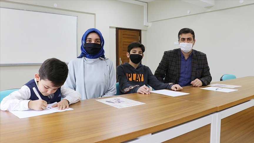 Emekli öğretmenler ile öğrencilerin mektuplaştığı projeyle ‘kuşaklararası mesafe’ kapatılıyor