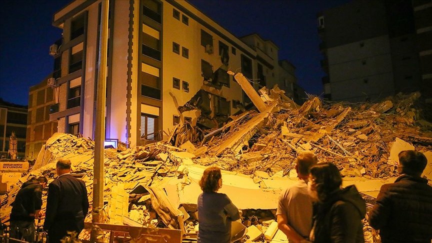 İzmir’de ağır hasarlı bina kontrollü yıkım sırasında yanındaki apartmanın üzerine çöktü