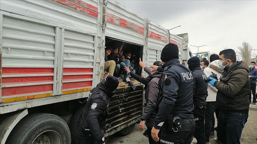Van’da bir kişinin öldüğü kazaya karışan kamyonun kasasında 114 yabancı uyruklu yakalandı