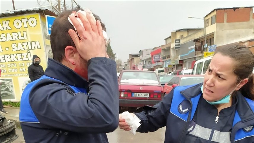İzmir’de denetim sırasında saldırıya uğrayan 3 zabıta memuru hastaneye kaldırıldı