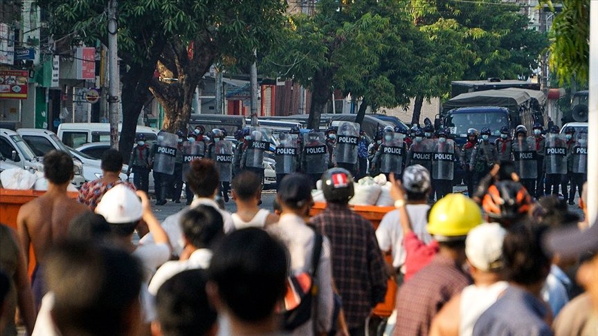 Myanmar’da güvenlik güçleri protestolarda ölenlerden birinin cenaze törenine katılanlara ateş açtı