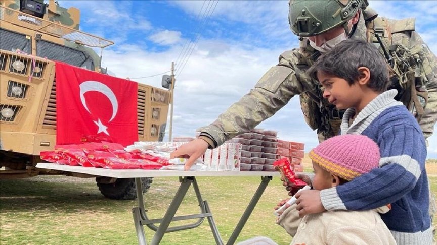 Mehmetçikten Barış Pınarı bölgesine insani yardım