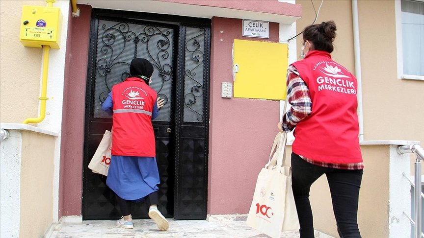 Sinop’ta gönüllü gençler Kovid-19 nedeniyle kütüphaneye gidemeyenleri kitapla buluşturuyor