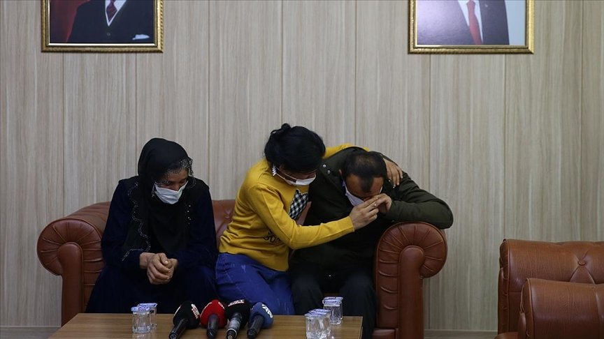 Mardin’de polisin ikna çalışmasıyla teslim olan 2 PKK/KCK’lı terörist aileleriyle buluşturuldu