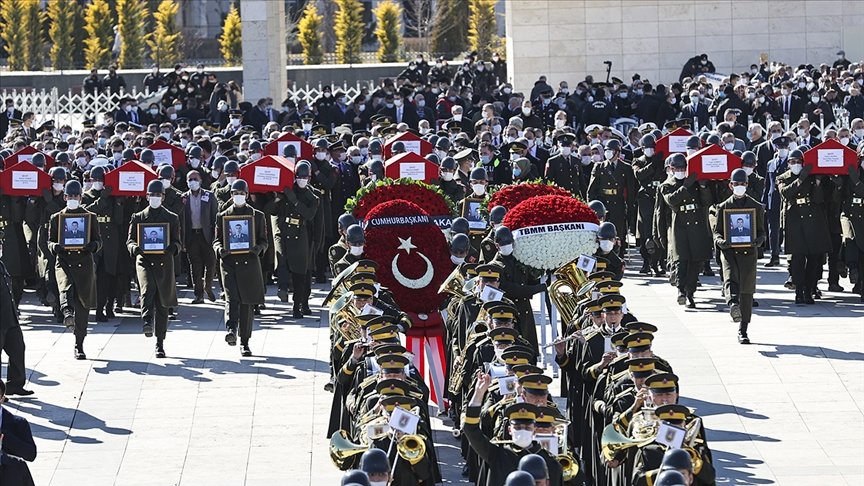 Bitlis’teki helikopter kazasında 11 askerin şehit düşmesi Türkiye’yi yasa boğdu
