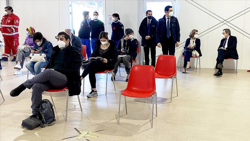 İtalya Başbakanı Draghi, AstraZeneca’nın Kovid-19 aşısından yaptırdı