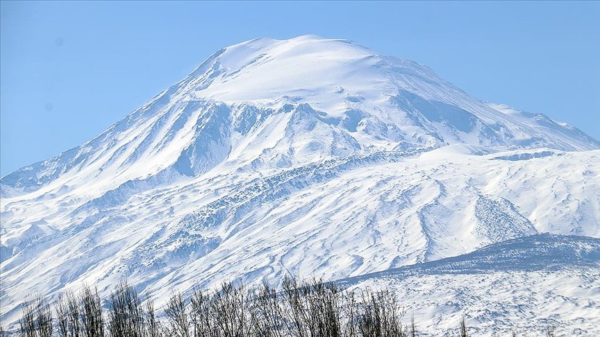 ‘Türkiye’nin çatısı’ Ağrı Dağı beyaza büründü