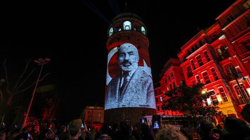 İstiklal Marşı’nın 100. yılına özel Galata Kulesi’nde ışık gösterisi yapıldı