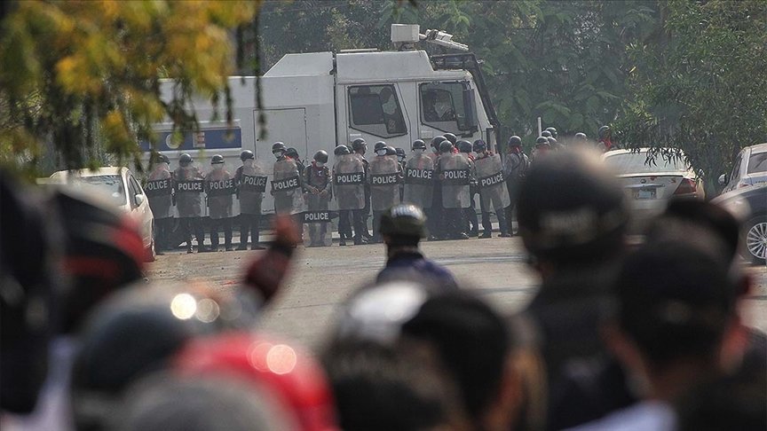 Myanmar’da protestoları engellemek için kamu binalarının çevresine asker konuşlandırıldı