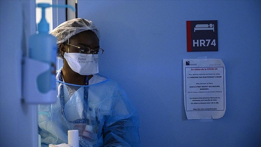 Fransız hekimlerden ‘hükümetin Kovid-19 ile mücadele planı doktorları hasta seçmeye zorluyor’ uyarısı