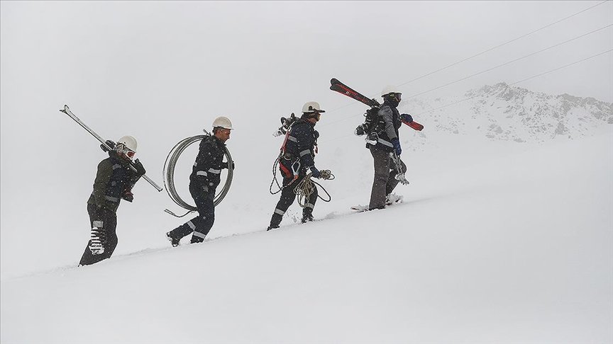 Hakkari’de elektrik arıza ekipleri profesyonel dağcı ve kayakçıları aratmıyor