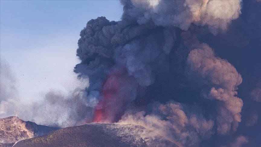 İtalya’da Etna Yanardağı lav püskürtmeye devam ediyor