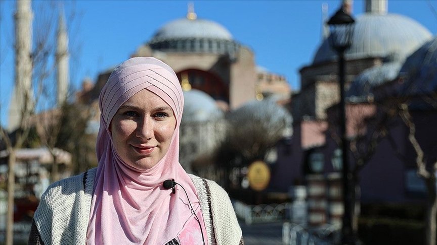 Girmeye çekindiği Sultanahmet Camisi’nde Müslümanlıkla tanışan İngiliz, şimdi sosyal medyada İslam’ı anlatıyor