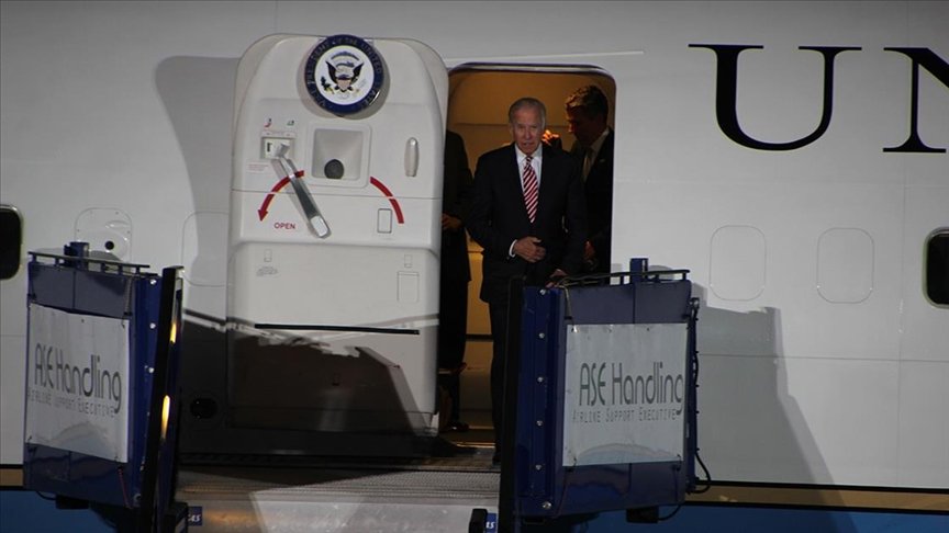 Biden’ın uçağa binerken 3 kez düşmesi gündem oldu