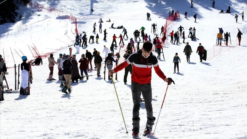 Ilgaz 2-Yurduntepe Kayak Merkezi’nde hafta sonu yoğunluğu yaşanıyor