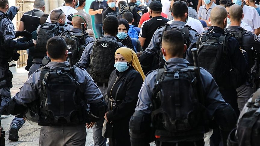 İsrail polisi Batı Şeria’dan gelen onlarca Filistinliyi Mescid-i Aksa’nın kapılarından geri çevirdi