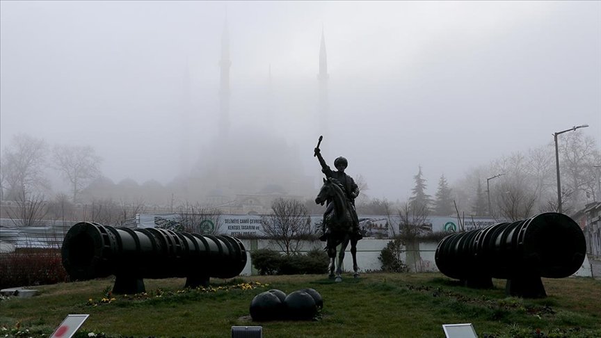 Selimiye Camisi sis altında gözden kayboldu