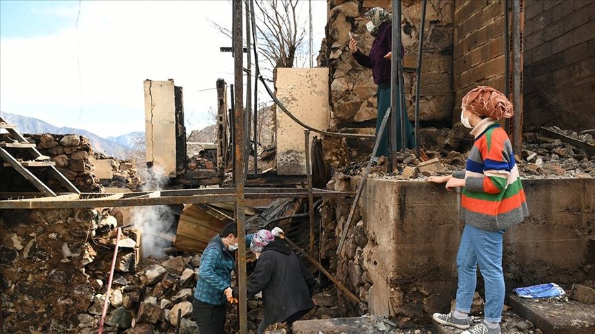 Yusufeli’nde evleri kullanılmaz hale gelen yangınzedeler, enkazda değerli eşyalarını arıyor