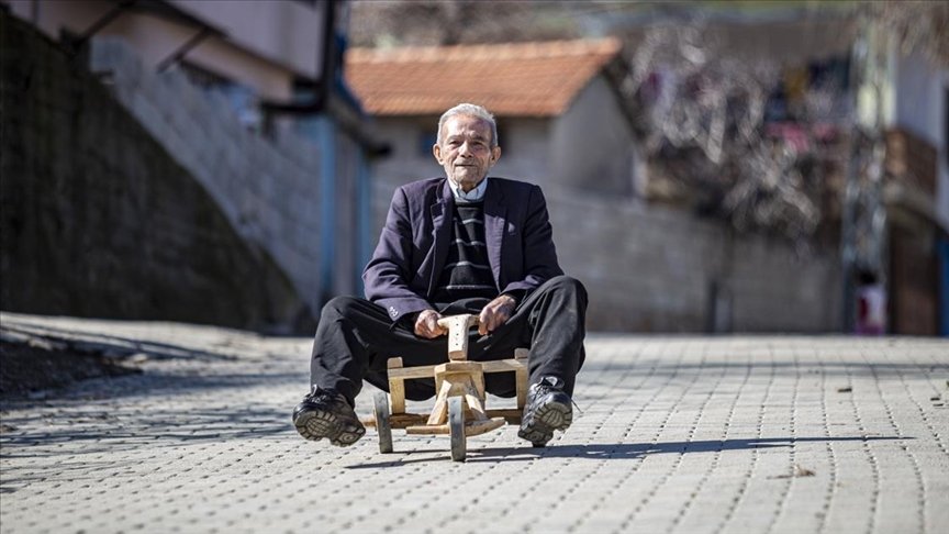 Mehmet ustanın elinden çıkan tahta arabalar 60 yıldır çocukların yüzünü güldürüyor