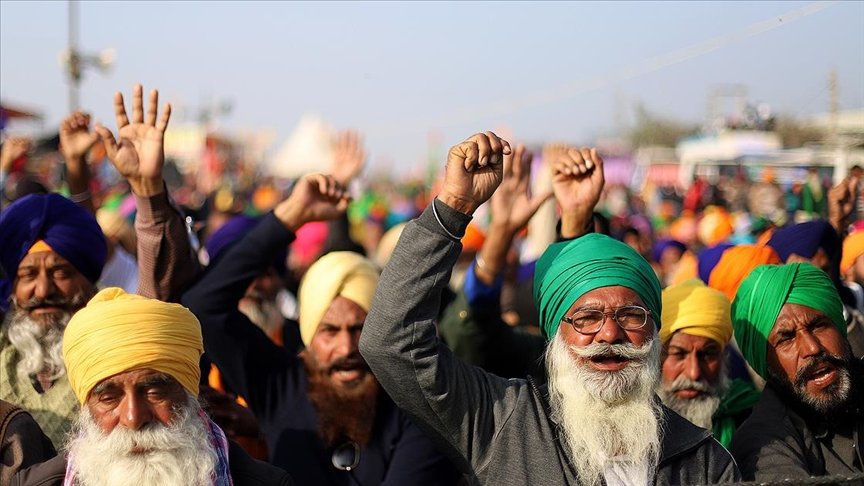 Hindistan’da çiftçiler protestolarının 100. gününde Yeni Delhi’deki otoyolu trafiğe kapattı