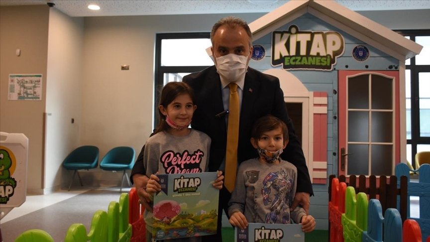Hastanede çocuklara ‘Ilık süt eşliğinde günde en az 10 sayfa okuyun’ yazılı reçeteyle kitap hediye ediliyor