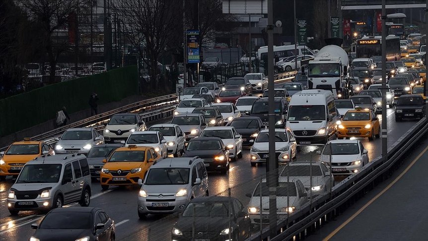 İstanbul’da sokağa çıkma kısıtlaması öncesi trafikte yoğunluk yaşanıyor