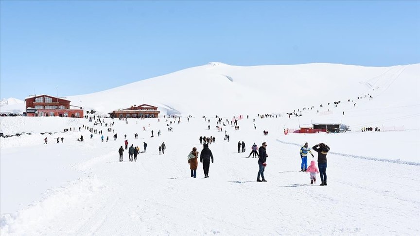 Hakkari’de 2 bin 800 rakımlı Merga Bütan Kayak Merkezi’nde hafta sonu yoğunluğu