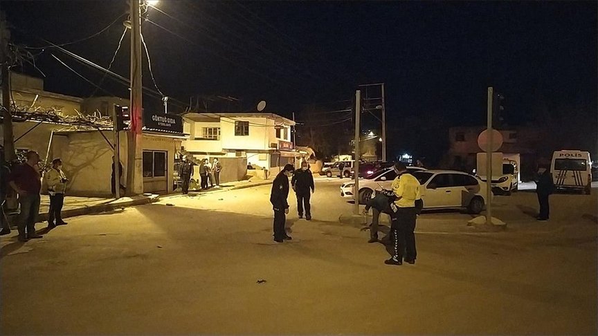 Adana’da yüzleri maskeli kişiler, ev ve iş yerlerine ateş açtı, 1 polis yaralandı