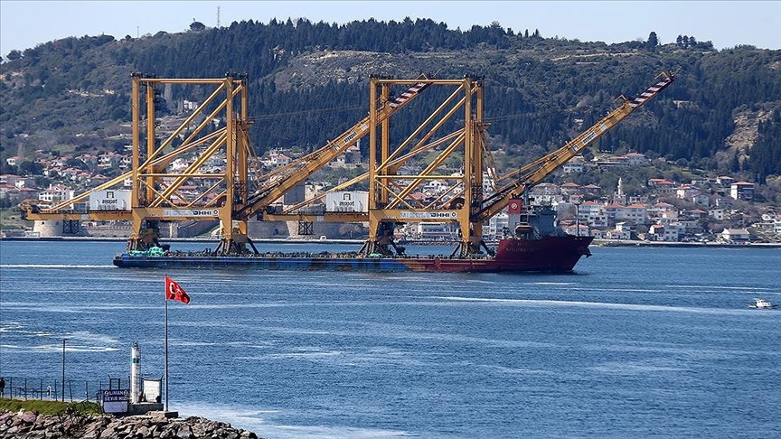 Büyük liman vinci taşıyan geminin Çanakkale Boğazı’ndan geçişi başladı