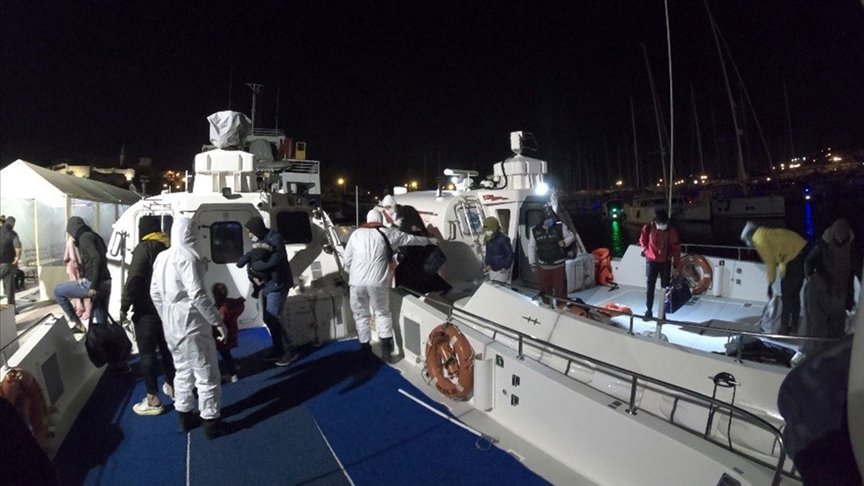 İzmir’de lastik botta sürüklenen 23 sığınmacı kurtarıldı