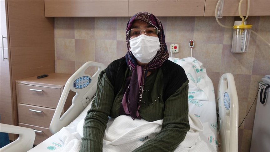 Çevresindekilerin ‘yaşamasından ümidi kestiği’ 60 yaşındaki kadın Kovid-19 ve kısmi felci yendi