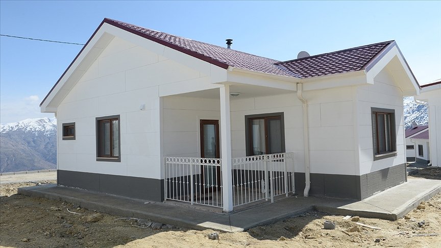 Malatya’da mezrada yaşayan depremzedelere villa konforunda köy evi