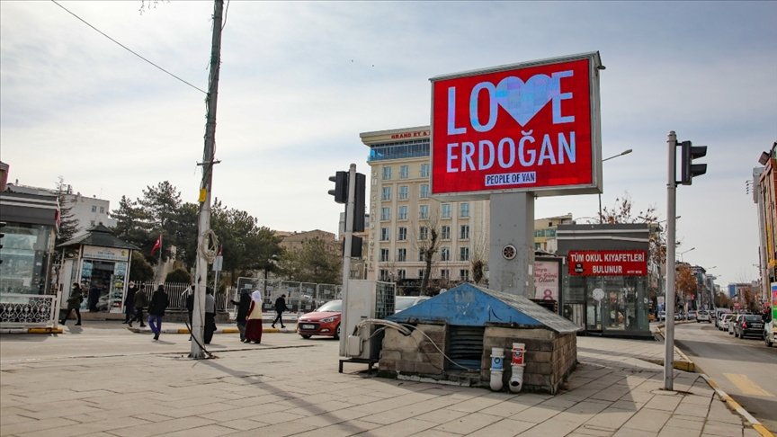 Van’da 3 dilde ‘Love Erdoğan’ görseli ekranlara yansıtıldı