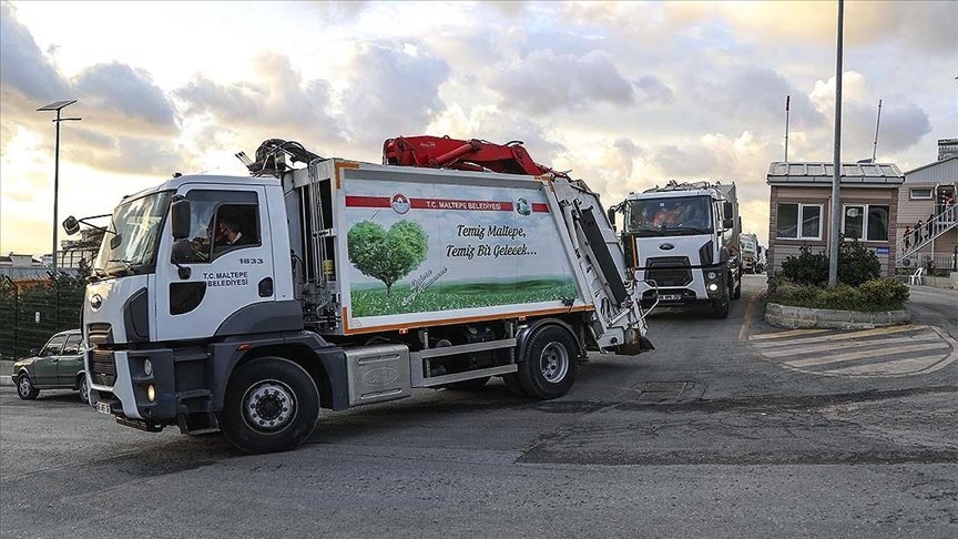 Maltepe’de temizlik görevlilerinin çöp toplama mesaileri sürüyor