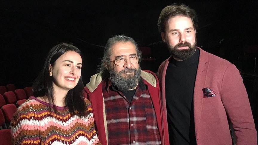 Otuz yıl önce başrolüyle ödül aldığı oyunu, bu kez kendi sahnesinde yönetiyor