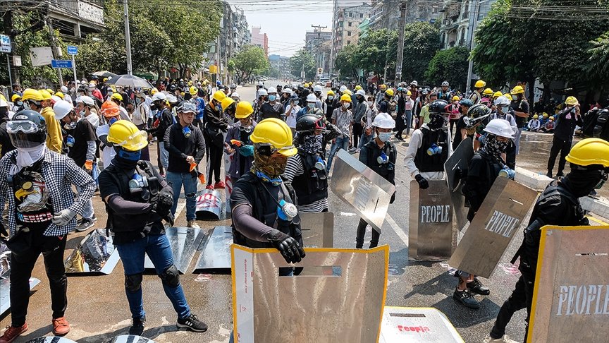 Myanmar’da darbe karşıtı gösterilere güvenlik güçlerinin müdahalesinde 7 kişi öldü