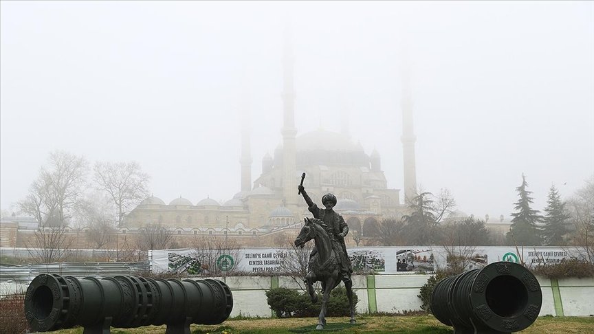 Selimiye Camisi’nin minareleri sis altında gözden kayboldu