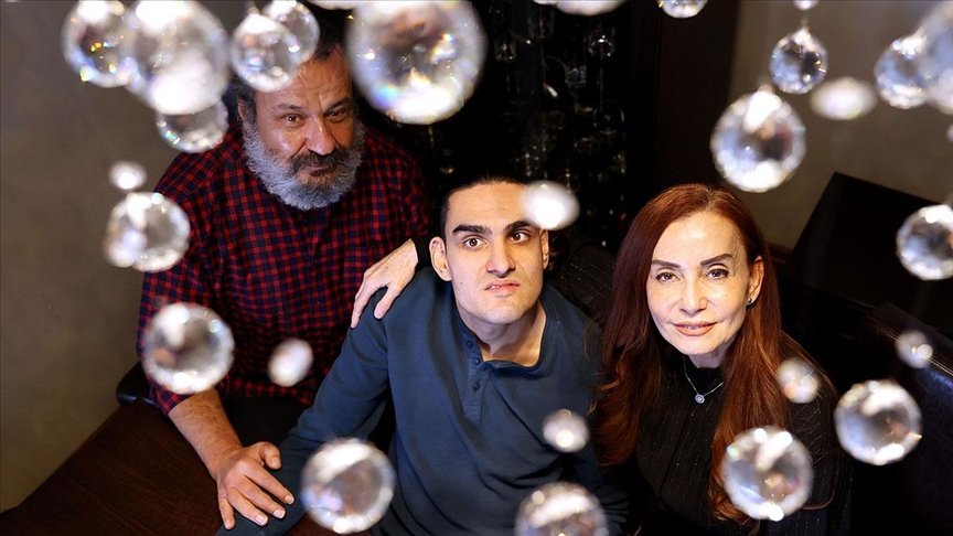 Serebral Palsi oğlu üniversiteyi bitiren tiyatro sanatçısı zorlukları sanatla aştı