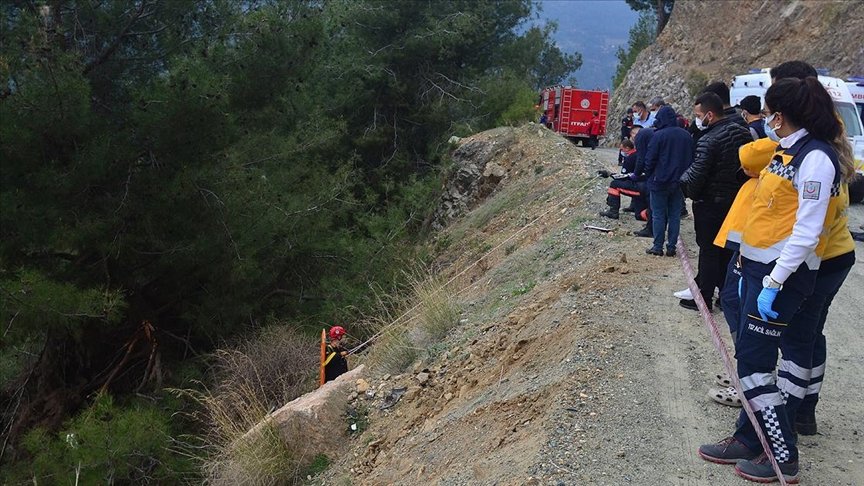 Mersin’de hafif ticari araç uçuruma devrildi: 1 ölü, 4 yaralı